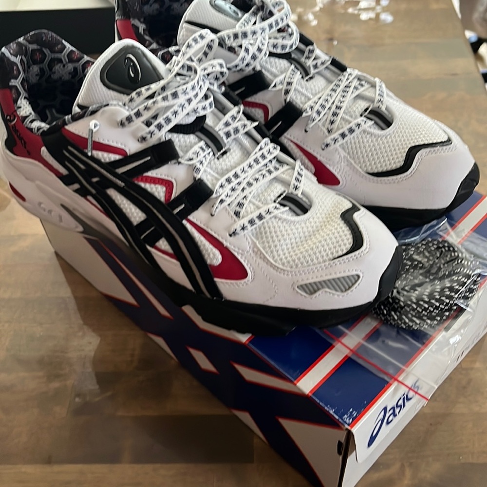Almost new - worn once pair of Asics gel kayano 5 sneakers in cool color way!